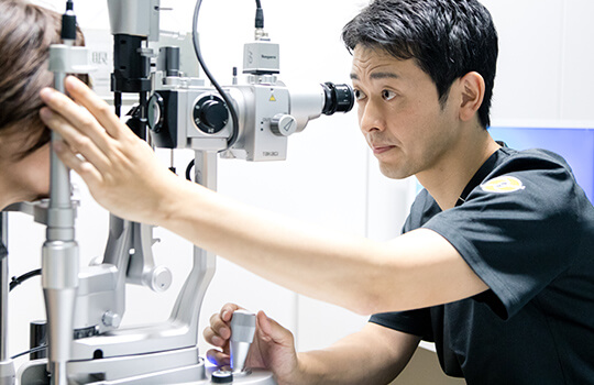 佐賀県鳥栖市にある「やない眼科」は白内障の日帰り手術から日常の目の悩みまで幅広い世代・症状に対応します